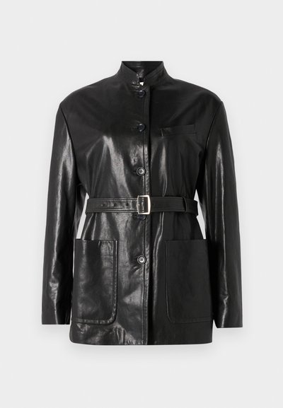 Schwarze Lederjacke mit hohem Kragen, Knopfverschluss, Gürtel mit silberner Schnalle und zwei Fronttaschen. Glatte, glänzende Textur und taillierte Passform.