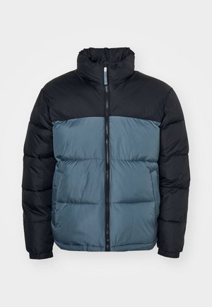 Padded jacket, kurio juodas viršutinės dalies ir mėlynai pilkos apatinės dalies, su aukštu apykakliu ir pilnu priekinio užtrauktuku. Audinys su tekstūra visame paviršiuje.