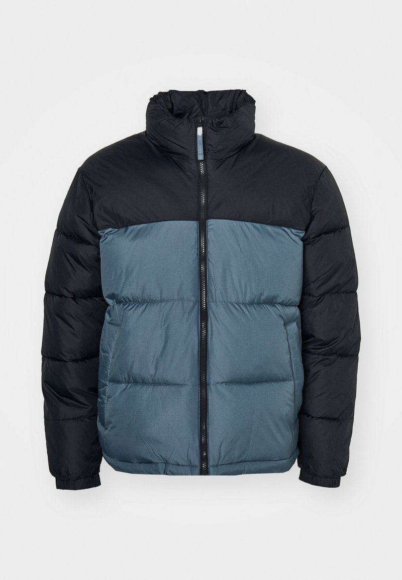 Veste rembourrée avec une partie supérieure noire et une partie inférieure bleu-gris, dotée d'un col montant et d'une fermeture éclair avant complète. Tissu texturé sur l'ensemble.