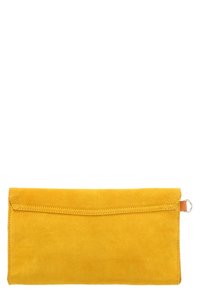 Gul mockaläder clutch plånbok med en slät yta, enkel klaffstängning och en metallring som accent på ena sidan. Rektangulär form.