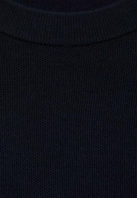 Ciemnogranatowy sweter z fakturowanym wzorem, z okrągłym, prążkowanym dekoltem i miękkim, dzianym wykończeniem.