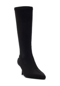 Botín negro de tela hasta la rodilla con punta afilada y tacón delgado. Presenta una textura suave y un sutil detalle de costura.