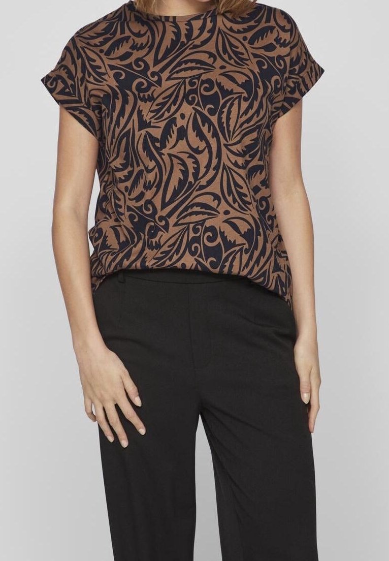 Haut à manches courtes marron et bleu marine à motifs, coupe décontractée, associé à un pantalon noir. Présente un motif de feuilles avec une texture lisse.