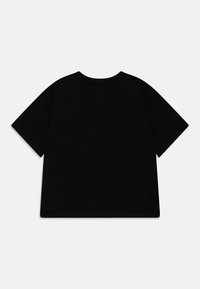 Camiseta negra de manga corta hecha de algodón, con cuello redondo y un corte relajado de textura suave. Sin patrones ni acentos visibles.