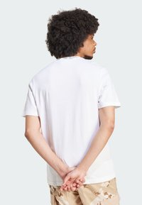 adidas Originals CAMOUFLAGE LABEL - Triko s potiskem - white