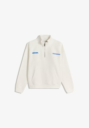 Pulover alb din fleece cu guler cu fermoar pe jumătate, buzunar tip cangur în față și accente de text albastre pe piept și mânecă. Textură moale.