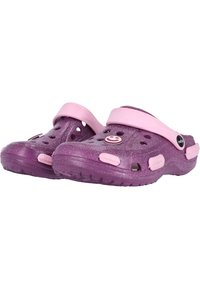 Lila Clogs mit einem pinken Riemen, ausgestattet mit Belüftungsöffnungen und einem Smiley-Gesicht. Funkelndes Finish und Gummisohle.