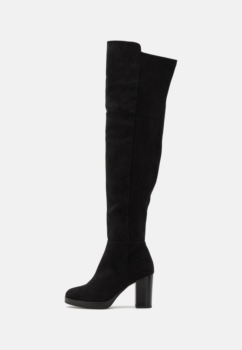 Botte pour femme en daim noir montant jusqu'au genou, avec bout rond et talon bloc épais, vue de profil sur fond blanc.