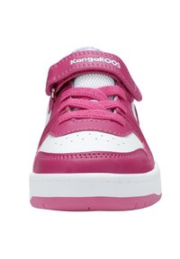 Rosa und weiße Sneaker mit einem Obermaterial aus Leder und Mesh, runder Zehenpartie, schnürbarem Vorderteil mit einem Klettverschluss und einer strukturierten Gummisohle.