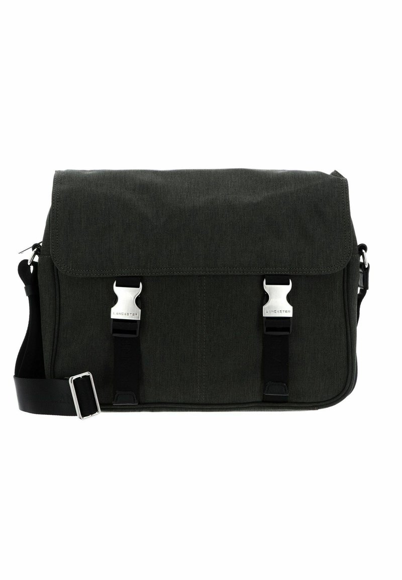 Donkergroene schoudertas met een gestructureerde stofafwerking, voorzien van zilveren metalen sluitingen en een verstelbare zwarte schouderband.