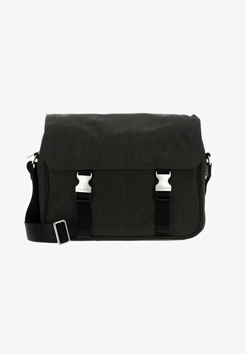 Dunkelgrüne Umhängetasche mit einer strukturierten Stoffoberfläche, ausgestattet mit silbernen Metallverschlüssen und einem verstellbaren schwarzen Riemen.