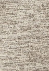 Tela texturizada en gris y beige con un patrón jaspeado, que presenta un aspecto suave de punto y una sutil variación de color.