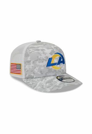 Graue Camouflage-Kappe mit einem blauen und gelben Logo, Netzrücken und einem kleinen Aufnäher mit der amerikanischen Flagge an der Seite. Flaches Schild-Design.