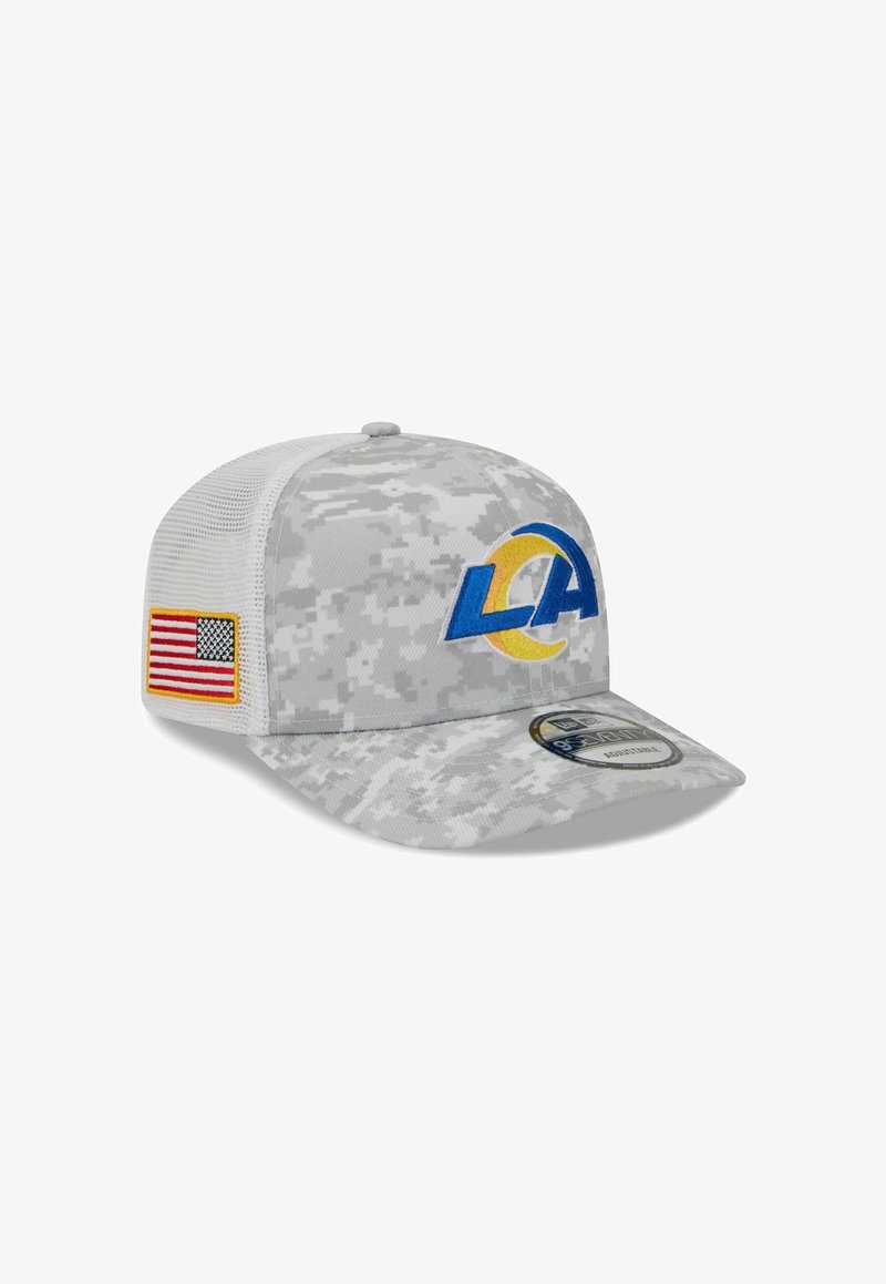 Graue Camouflage-Kappe mit einem blauen und gelben Logo, Netzrücken und einem kleinen Aufnäher mit der amerikanischen Flagge an der Seite. Flaches Schild-Design.