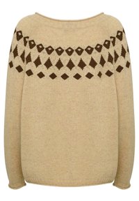 Stickad tröja i ljusbeige med ett brunt geometriskt mönster över axlarna. Sänkta axlar och ribbade ärmslut. Mjuk textur.