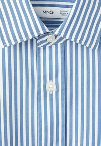 Camicia a righe con bottoni in blu e bianco, con righe verticali, colletto classico e un unico bottone bianco al collo.