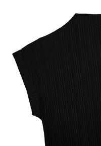 Sort kjole med lodrette plisseringer, en struktureret skulderdesign og glat tekstur. Stofet ligger fladt med raffinerede detaljer.