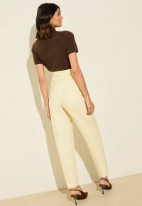 Friends Like These REGULAR FIT - Stoffhose - buttermilk/yellow