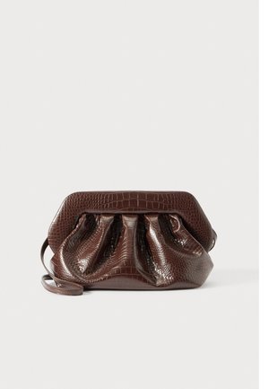 Donkerbruine nepleer clutch tas met geplooide zachte body en afneembare polsband, afgebeeld tegen een witte achtergrond.