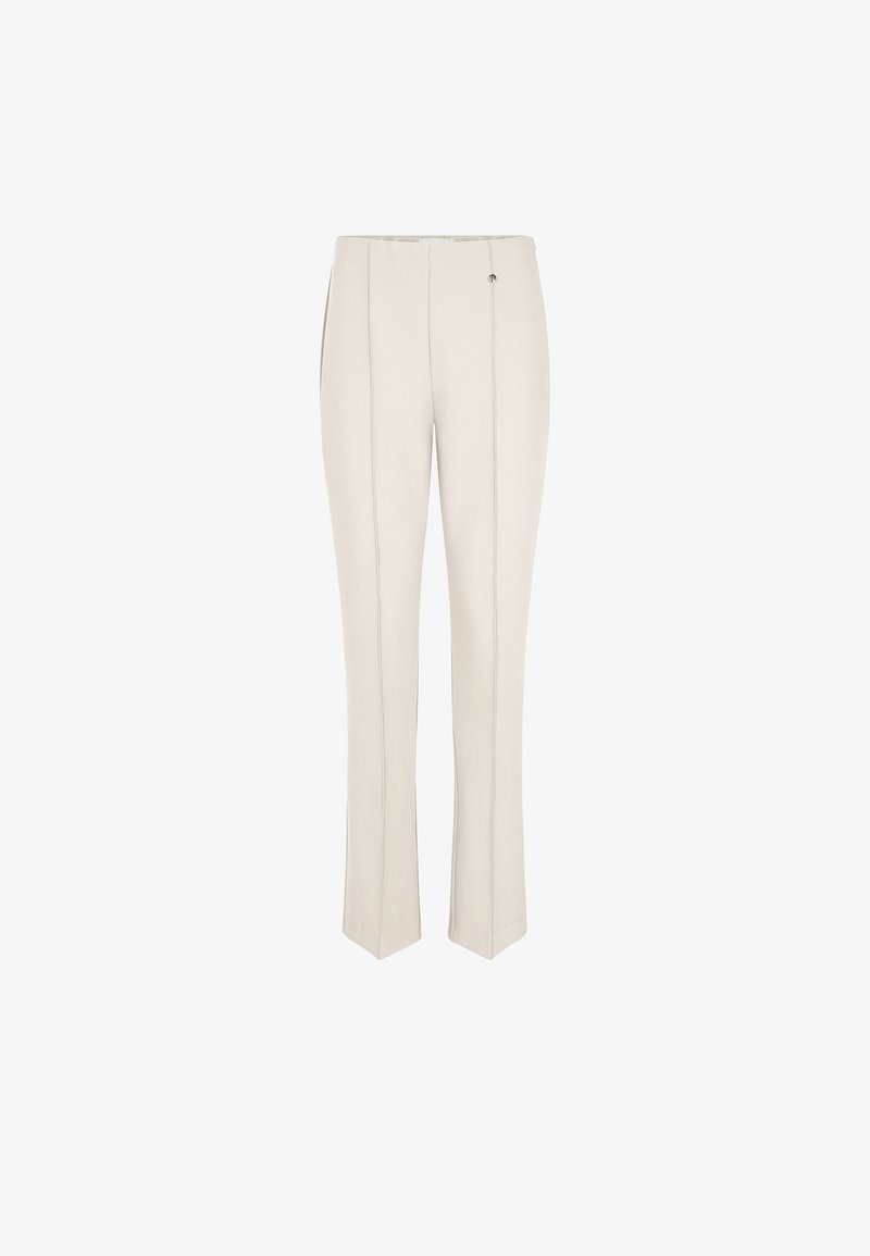 Pantalon beige sur mesure avec plis marqués à l'avant, coupe à la cheville, et petit détail en bouton métallique près de la ceinture.