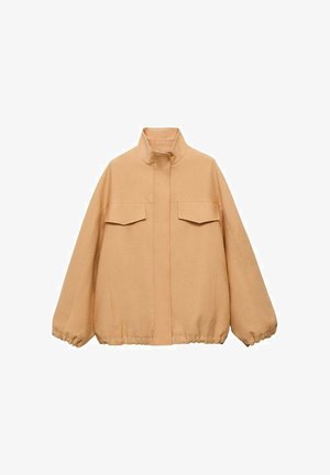 Svetlobéžový kabát s vysokým golierom, elastickými manžetami a dvoma prednými vreckami. Vyrobený z textúrovanej látky s voľným strihom.