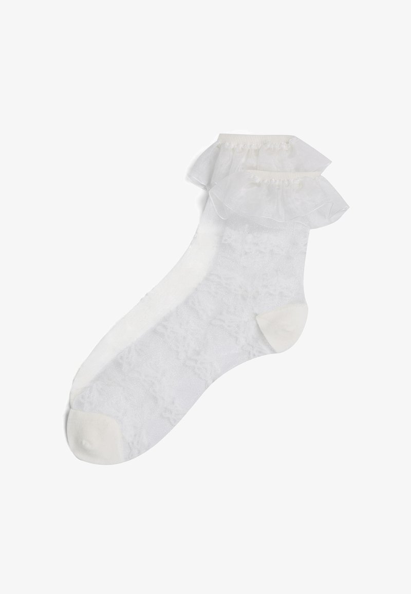 Șosete albe până la gleznă cu un volant fin din dantelă transparentă în partea de sus, având un model texturat. Partea degetelor este albă solidă. Material moale și ușor.
