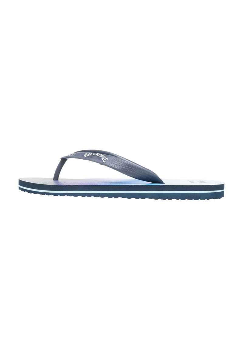 Sininen flip-flop, joka on valmistettu kumista ja jossa on teksturoitu hihna. Siinä on valkoinen logo, vaaleansininen pohja ja tummansininen pohja, jossa on uria.