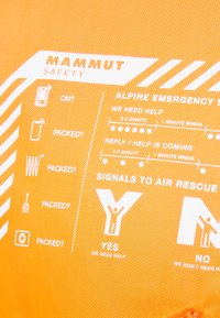 Oranje veiligheidskaart met witte tekst en pictogrammen voor noodcommunicatie. Bevat vouwchecklist en reddingssignalen.