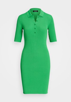 Robe polo côtelée verte à manches courtes, avec col et patte de boutonnage à trois boutons. Coupe ajustée s'étendant jusqu'au milieu de la cuisse.