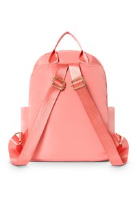 Zaino color corallo realizzato in materiale liscio e resistente. Presenta spallacci regolabili, accessori in oro e un design compatto. Nessun motivo visibile.