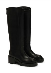 Bottes noires en cuir montant jusqu'aux genoux, avec un bout arrondi, un talon épais et une semelle nervurée. Dotées d'une fermeture éclair latérale pour un enfilage facile. Texture lisse.
