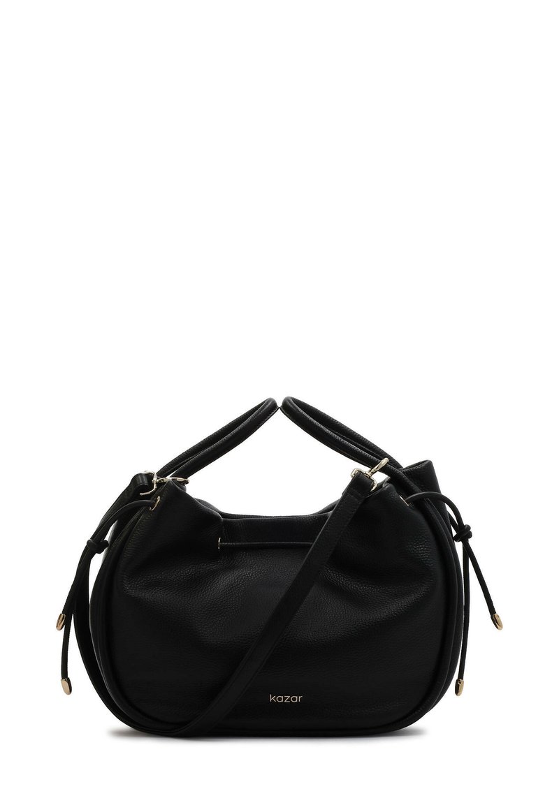 Borsa a mano in pelle nera con una finitura morbida e texturizzata, manici doppi e tracolle regolabili. Presenta un logo sottile e un design minimalista.