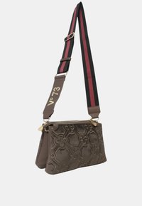 Borsa a tracolla di colore marrone con texture e motivo floreale in rilievo, hardware dorato e tracolla regolabile a strisce in bordeaux e nero.
