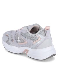 Sneaker sportive grigie con tessuto a rete, dettagli rosa, colletto imbottito e suola bianca con finiture testurizzate.