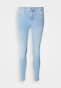 Jean skinny bleu clair en denim, présentant un design classique à cinq poches, une fermeture à bouton à l'avant et un léger délavage pour ajouter de la texture.