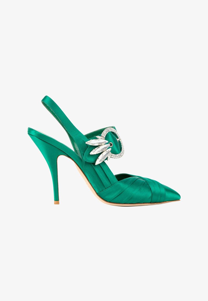 Chaussure à talon haut slingback en satin vert avec bout pointu et grosse boucle décorative en strass sur la bride.