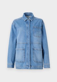 Lys blå denimjakke med krage, knappestolpe foran og to store lappe-lommer. Har synlige sømmer og en avslappet passform.