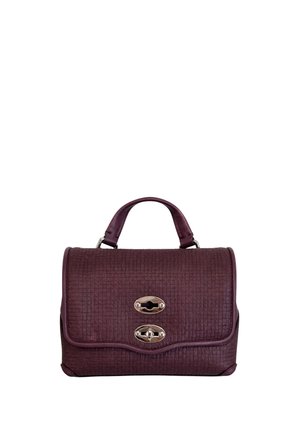 Borsa a mano di colore viola scuro con texture, manico superiore e chiusura ovale in argento sul davanti.