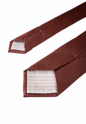 Cravata țesută burgundy cu un model texturat și o căptușeală albă cu dungi. Capetele sunt tăiate drept, dezvăluind detalii alețin fabricii interioare.