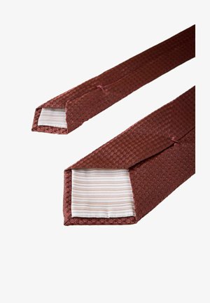 Burgundy vävd slips med ett strukturerat mönster och en randig vit foder. Ändarna är klippta rakt, vilket avslöjar detaljerna i det inre tyget.