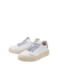 Sneakers bianchi in pelle con lacci azzurri chiari, suola in gomma beige e un accento testurizzato sul tallone. Presentano un design minimale e una morbida fodera interna.