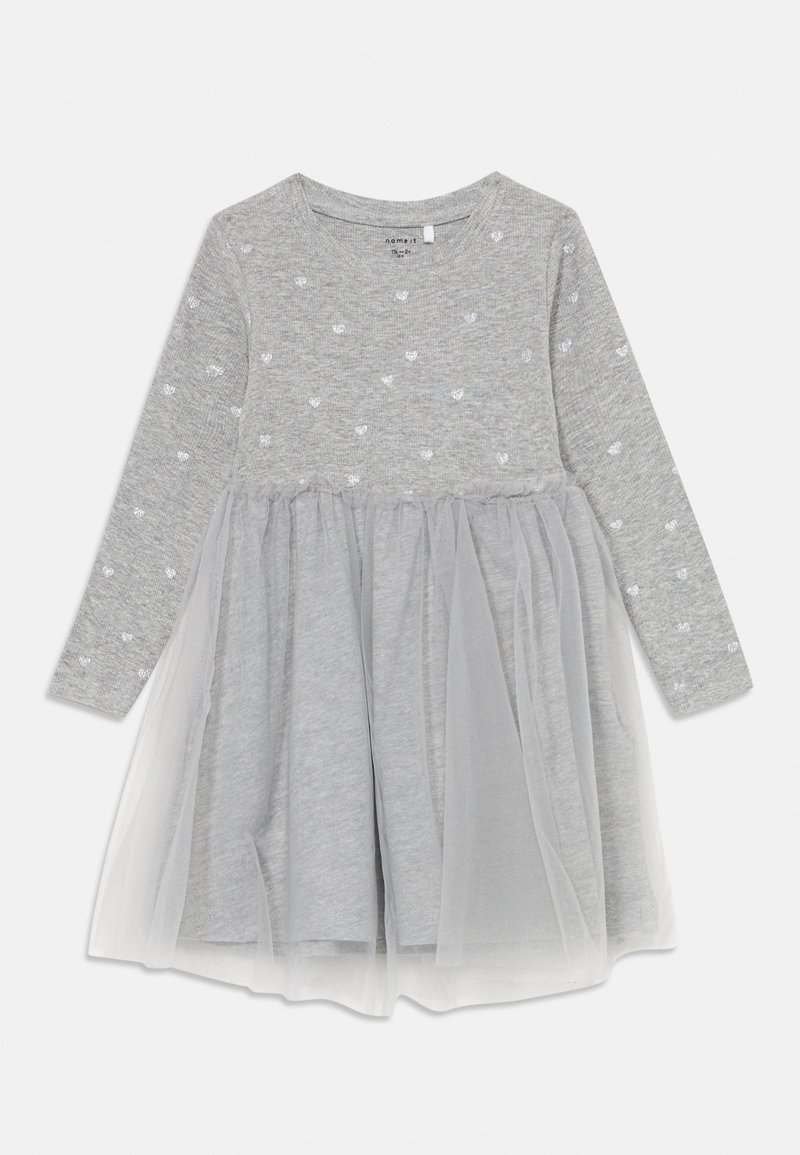 Abito grigio con maniche lunghe, caratterizzato da un corpetto testurizzato e una gonna in tulle trasparente, decorata con piccoli motivi a cuore argentati.