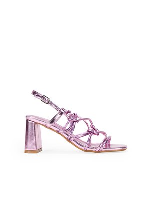 Sandalia de tacón metálica rosa con punta abierta, diseño de correas intrincado y hebilla ajustable en el tobillo. El tacón cuadrado proporciona un soporte estable.