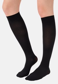 Schwarze kniehohe Socken mit einem strukturierten Rautenmuster. Hergestellt aus einem glatten, dehnbaren Material und mit einem verstärkten Bündchen für zusätzlichen Komfort.