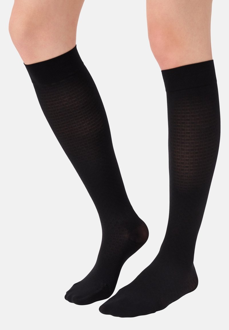 Schwarze kniehohe Socken mit einem strukturierten Rautenmuster. Hergestellt aus einem glatten, dehnbaren Material und mit einem verstärkten Bündchen für zusätzlichen Komfort.