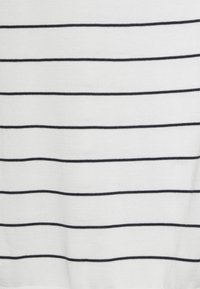 La tela de punto a rayas presenta rayas horizontales azul marino sobre un fondo blanco. La textura parece suave y lisa.