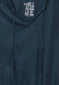Marineblaues kurzärmliges Kapuzenshirt, hergestellt aus leichtem, atmungsaktivem Stoff mit strukturiertem Design. Mit einem Logo auf der Vorderseite und verstellbaren Kordeln.