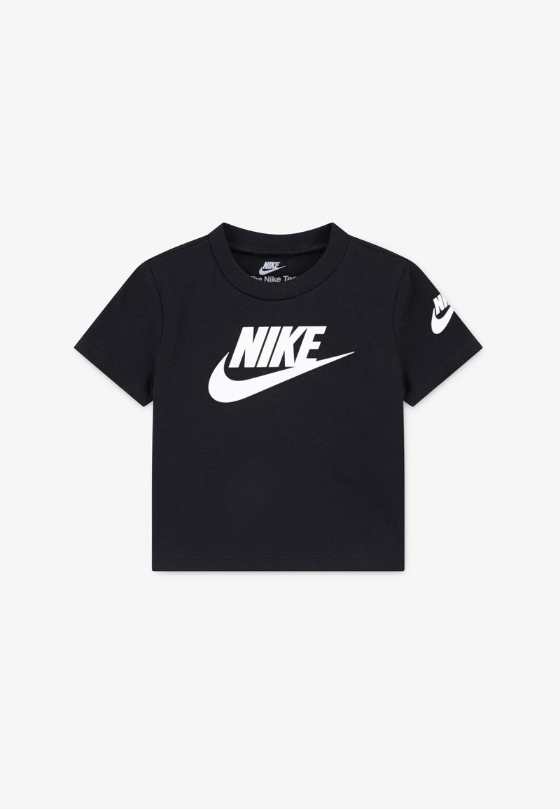 Czarna bawełniana koszulka z krótkim rękawem, z wyraźnym białym logo Nike na przodzie oraz mniejszym logo na lewym rękawie.