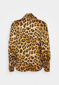 Chemise à manches longues au imprimé léopard avec un mélange d'orange, de noir et de crème. Tissu doux, coupe décontractée, poignets à boutons et col froncé.