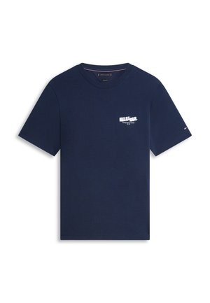 Marineblaues T-Shirt mit kurzen Ärmeln, kleiner weißer Grafik und Text auf der linken Brust sowie kleinem Flaggenlogo am linken Ärmel.
